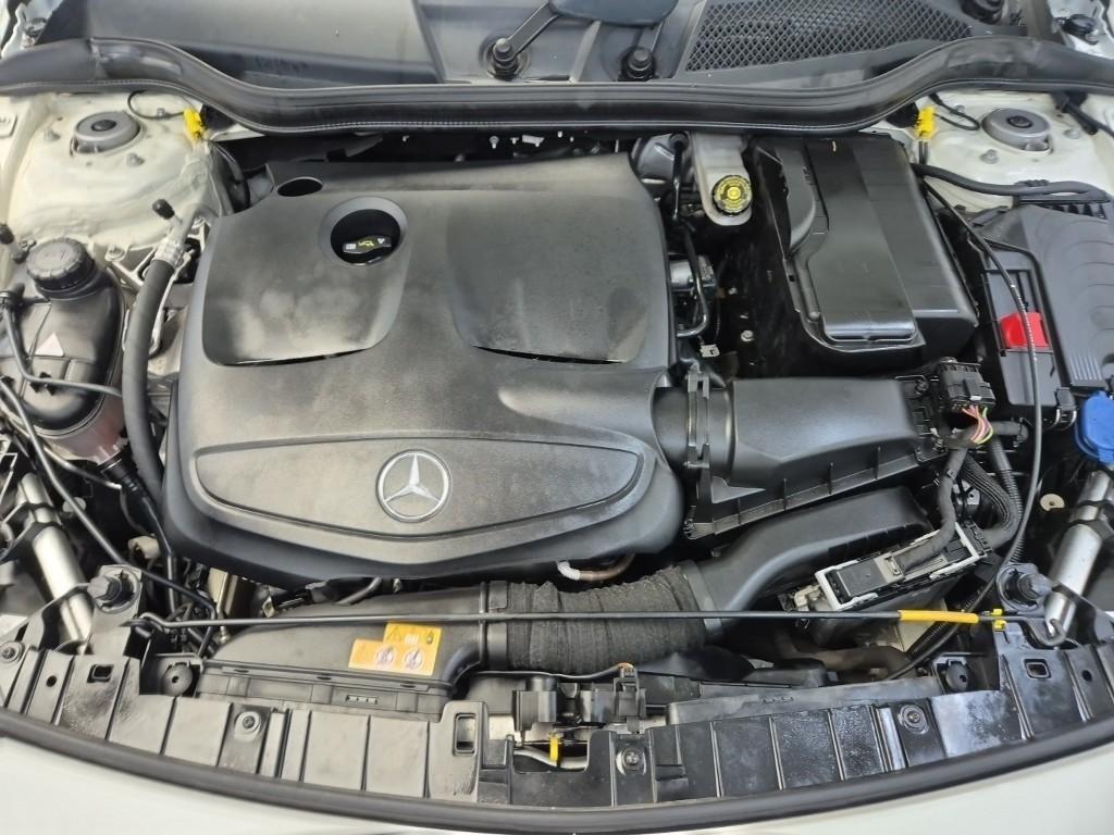 Mercedes Benz GLA Class - Vista 5