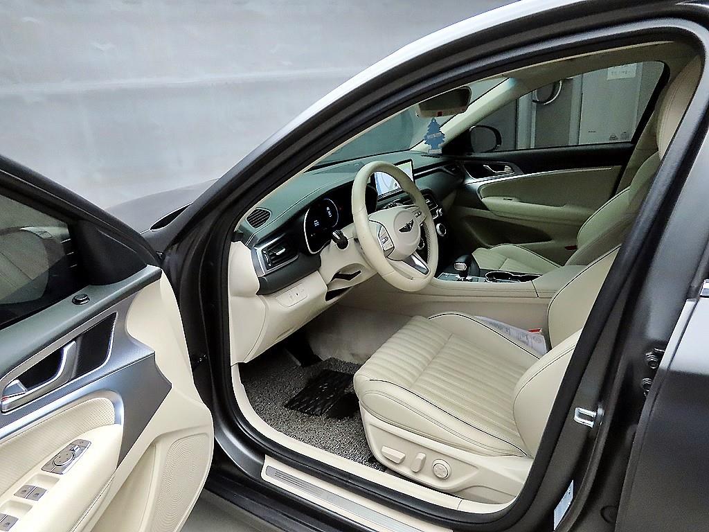 Genesis G70 - Vista 5
