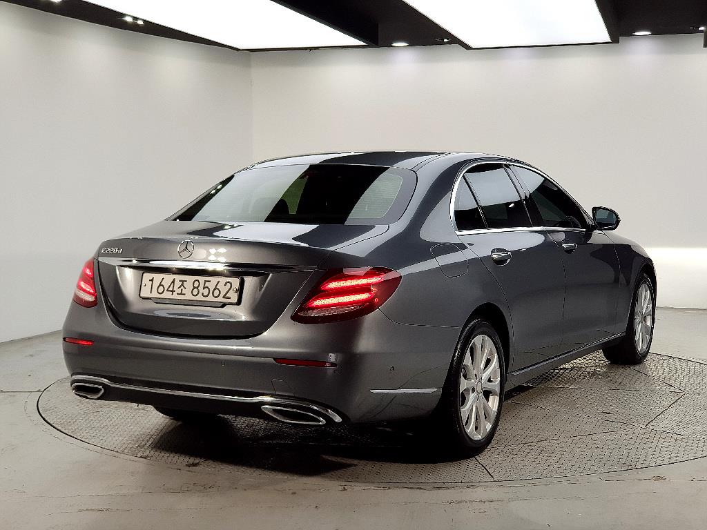 Mercedes Benz E class - Vista 4