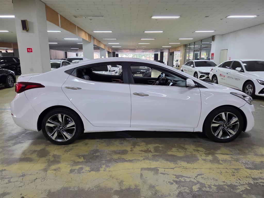 HYUNDAI Avante - Vista 5
