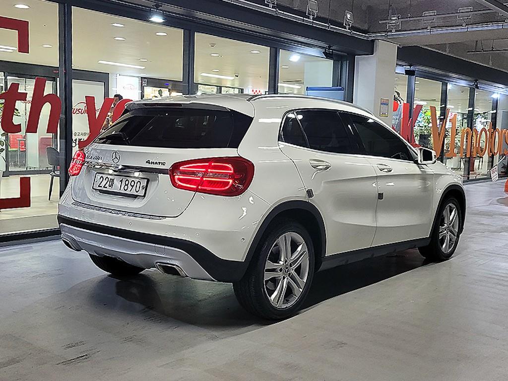 Mercedes Benz GLA Class - Vista 4