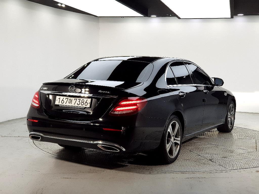 Mercedes Benz E class - Vista 4