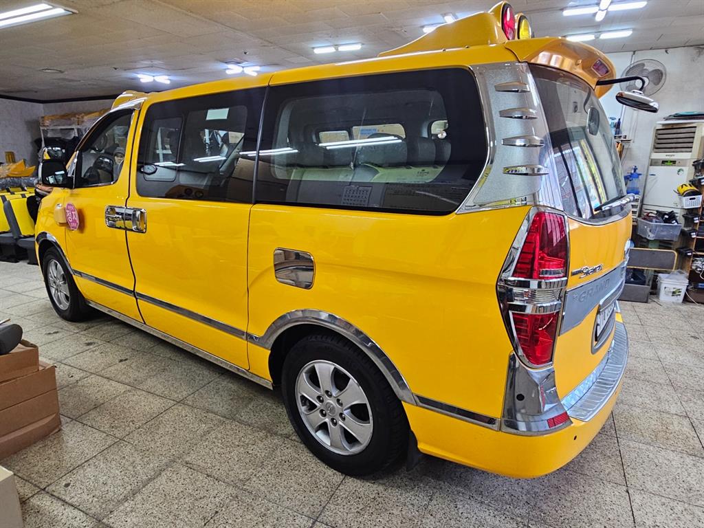 HYUNDAI Starex - Vista 5