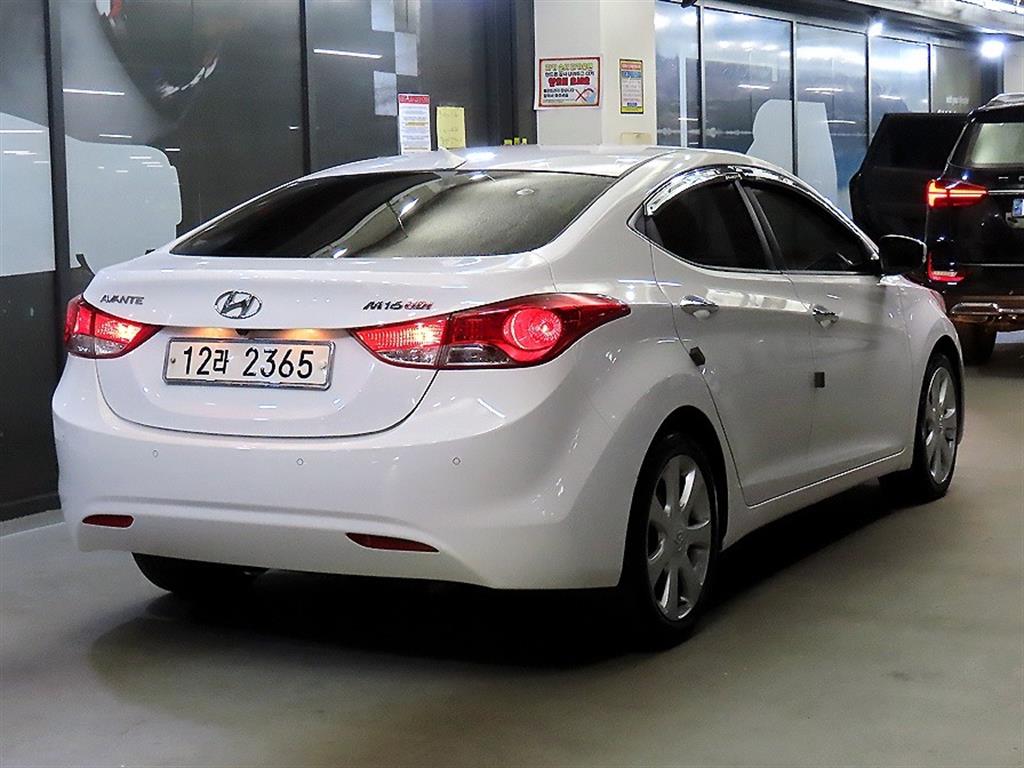 HYUNDAI Avante - Vista 4