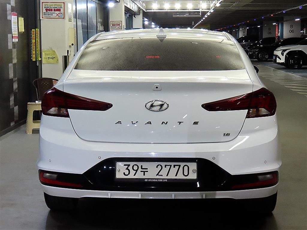 HYUNDAI Avante - Vista 5