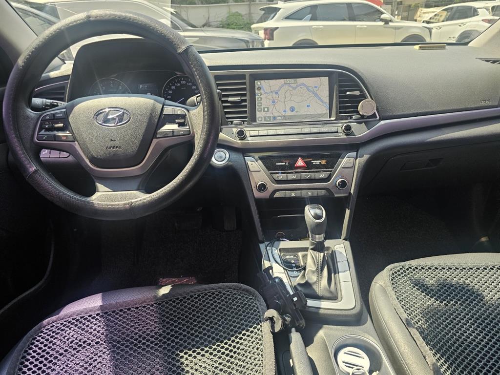 HYUNDAI Avante - Vista 5