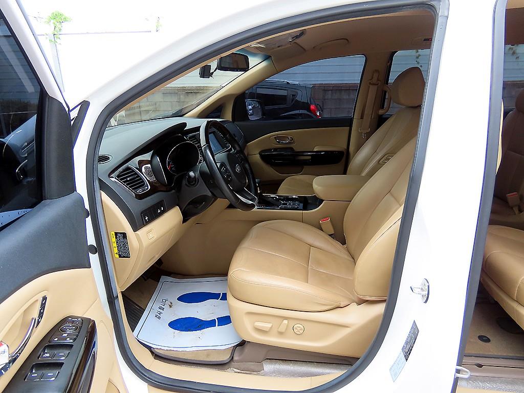 KIA Carnival - Vista 5