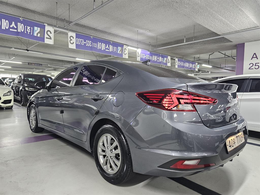HYUNDAI Avante - Vista 5