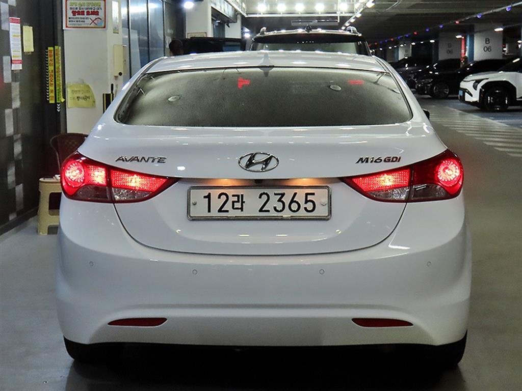HYUNDAI Avante - Vista 5