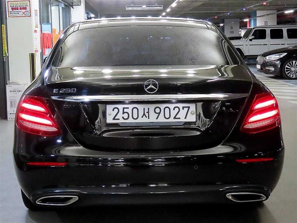 Mercedes Benz E class - Vista 5