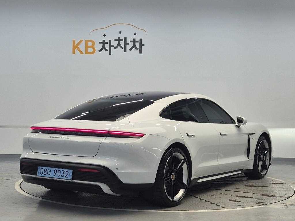Porsche Taycan Turbo 4