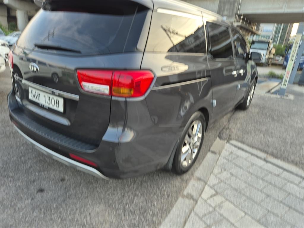 KIA Carnival - Vista 5