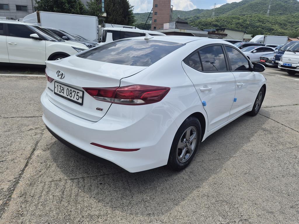 HYUNDAI Avante - Vista 5