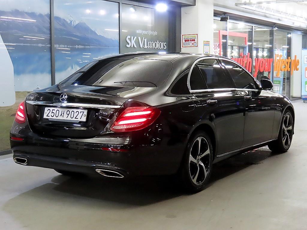 Mercedes Benz E class - Vista 4