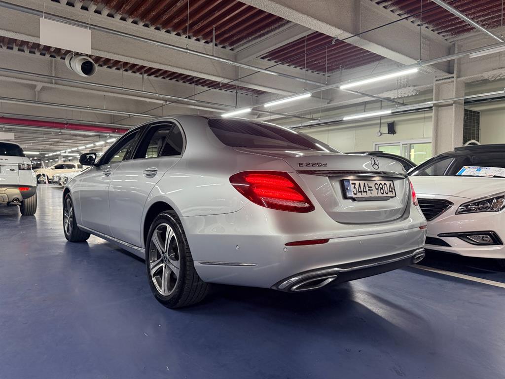 Mercedes Benz E class - Vista 4