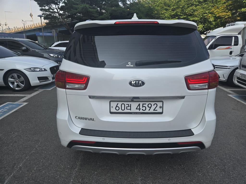 KIA Carnival - Vista 5