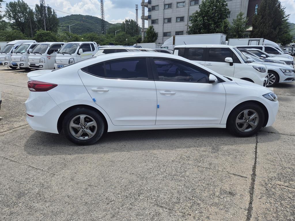 HYUNDAI Avante - Vista 4