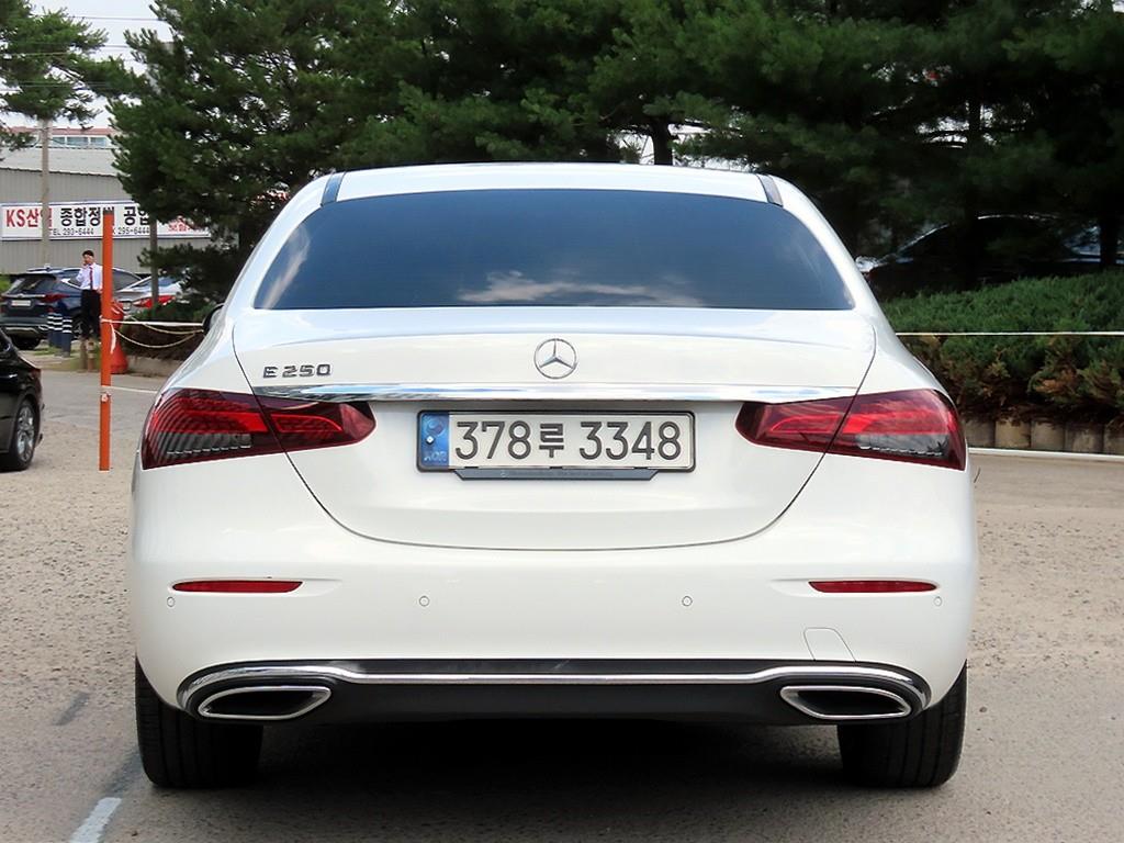 Mercedes Benz E class - Vista 4