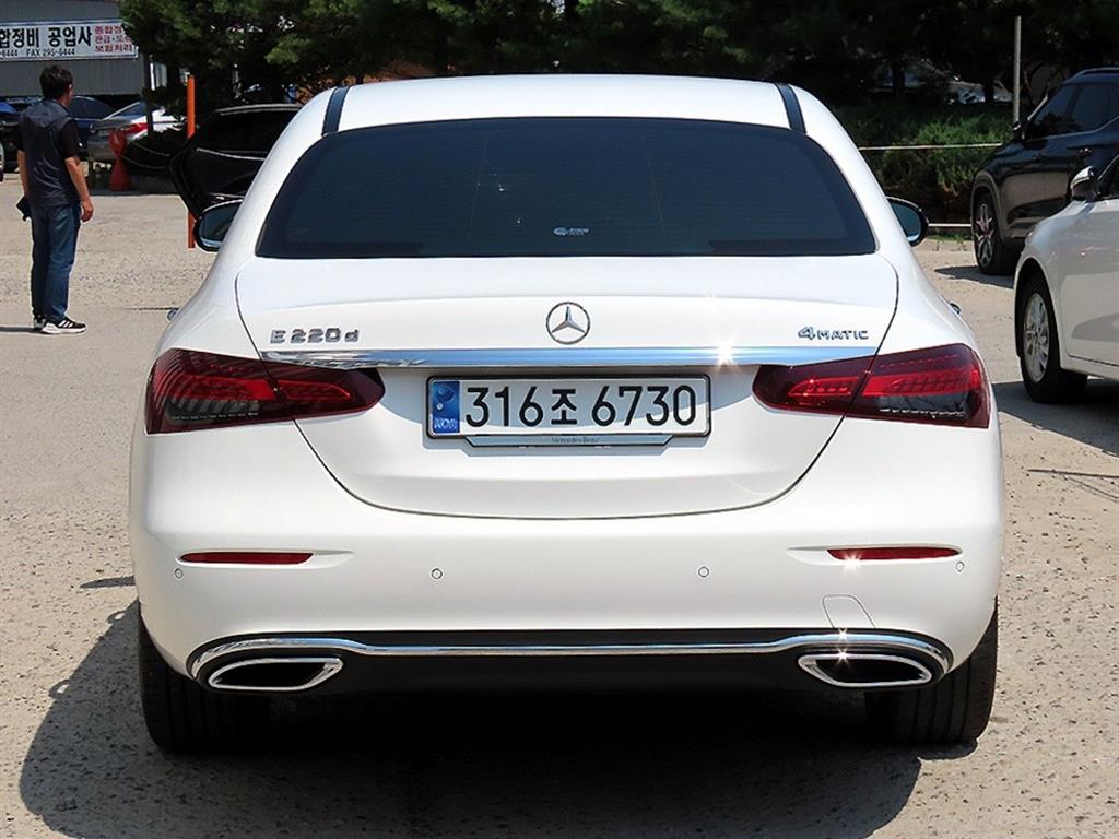 Mercedes Benz E class - Vista 4