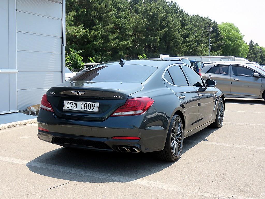 Genesis G70 - Vista 4