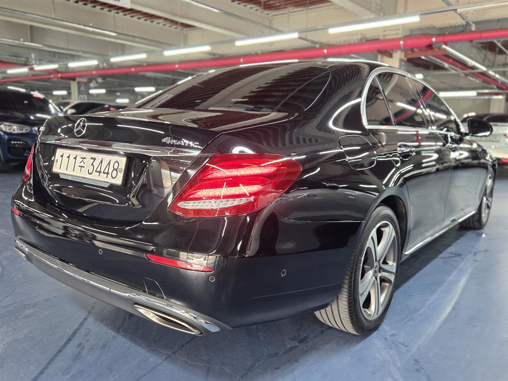 Mercedes Benz E class - Vista 4