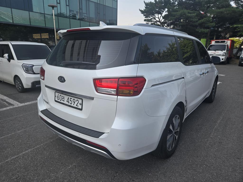 KIA Carnival - Vista 4