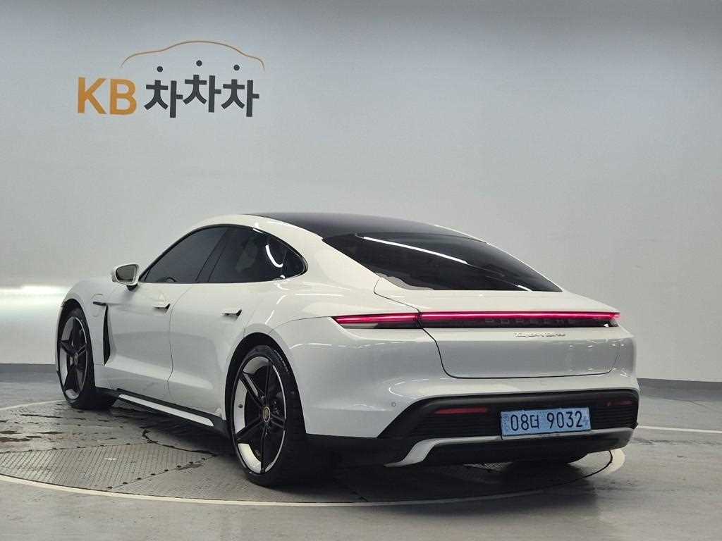 Porsche Taycan Turbo 3