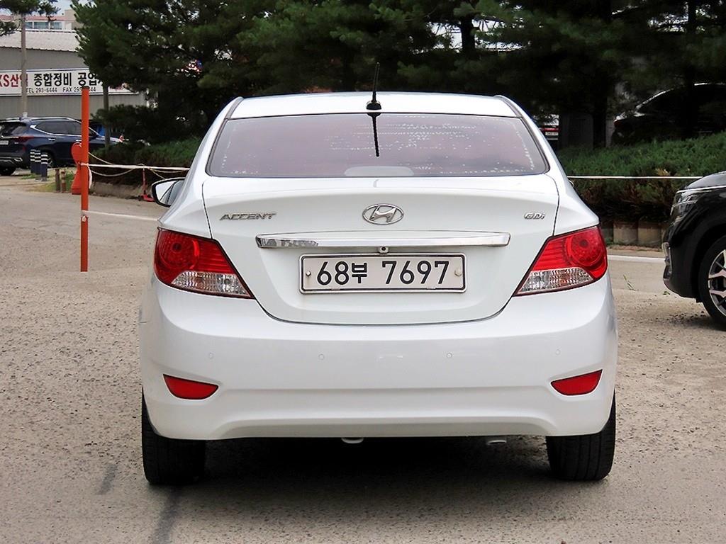 HYUNDAI Accent - Vista 4