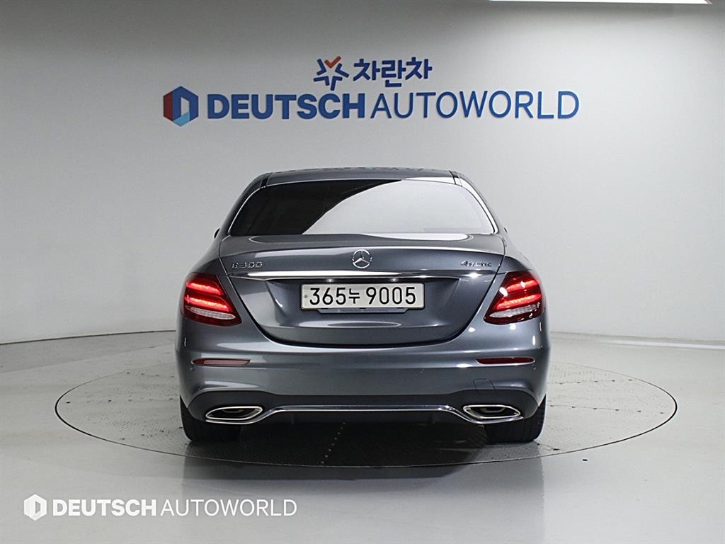 Mercedes Benz E class - Vista 4