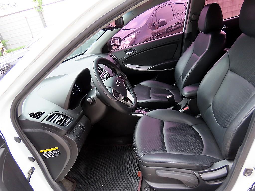 HYUNDAI Accent - Vista 5