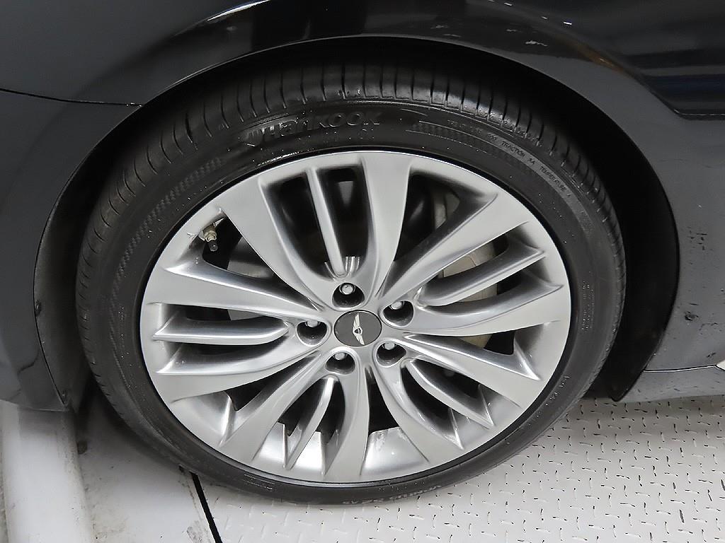 HYUNDAI Genesis - Vista 5