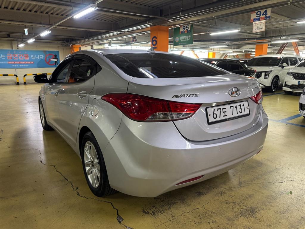 HYUNDAI Avante - Vista 5