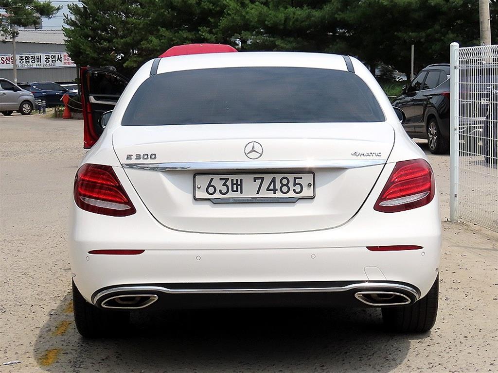 Mercedes Benz E class - Vista 4