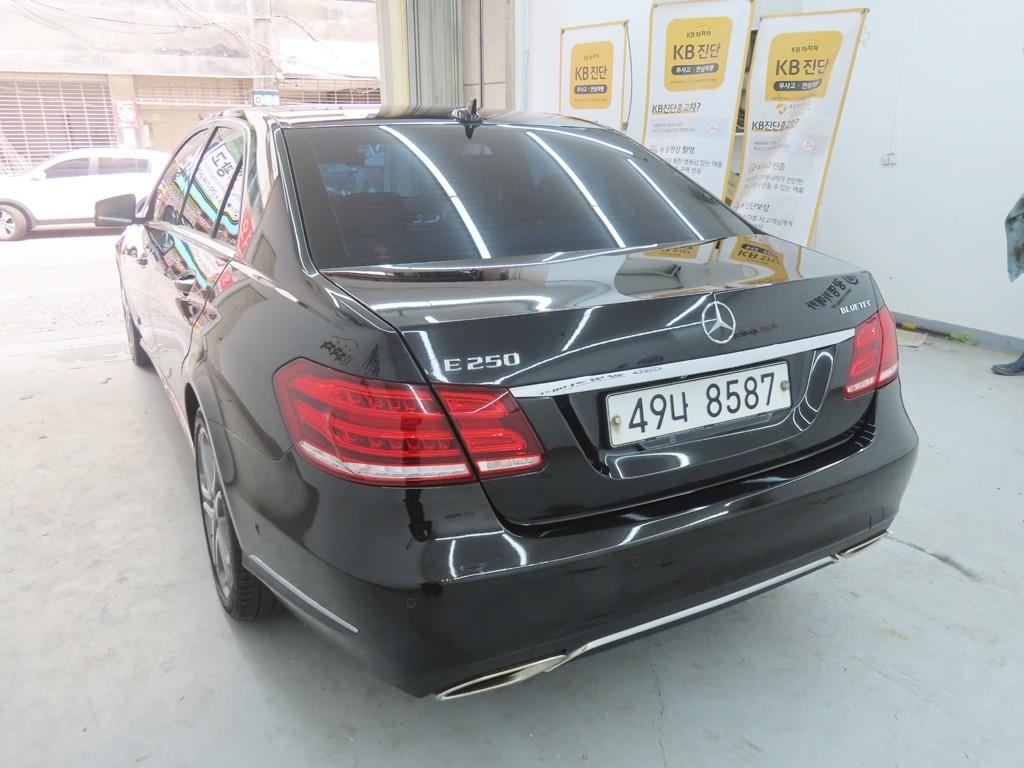 Mercedes Benz E class - Vista 4