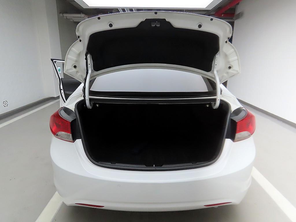 HYUNDAI Avante - Vista 5