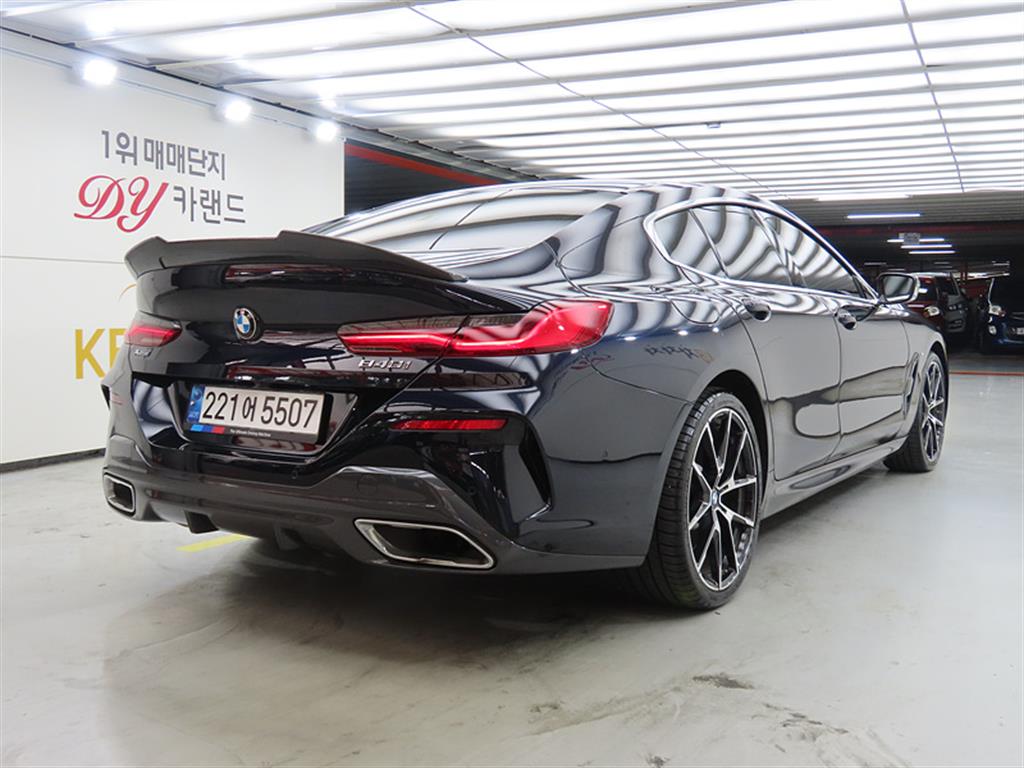 BMW 8 Series - Vista 4