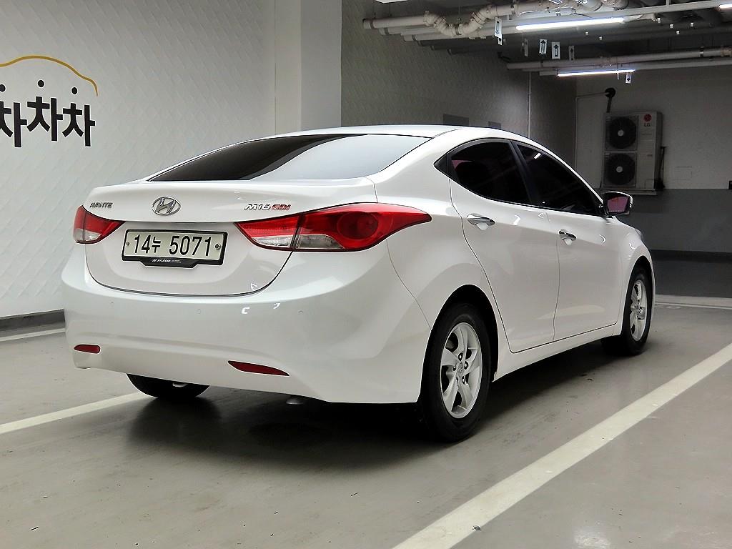 HYUNDAI Avante - Vista 4