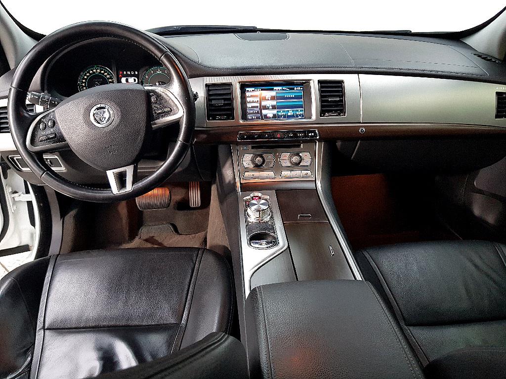 Jaguar XF - Vista 5