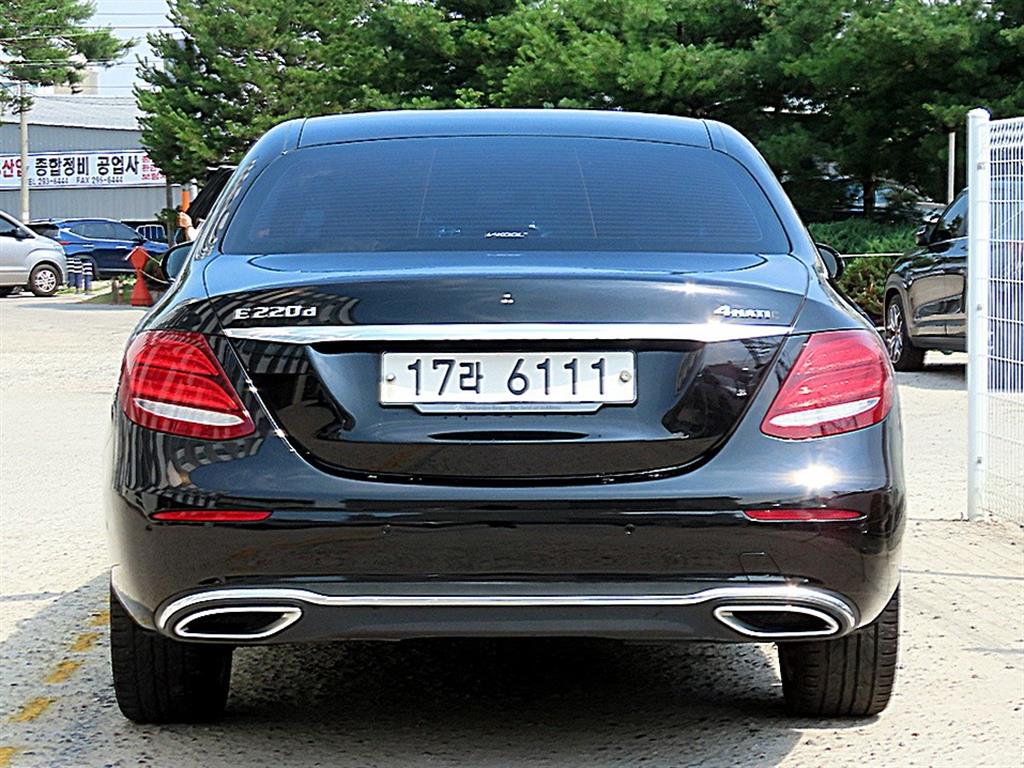 Mercedes Benz E class - Vista 4