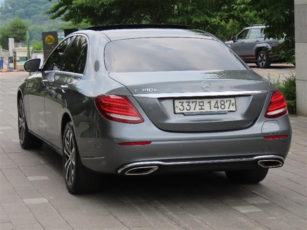 Mercedes Benz E class - Vista 4