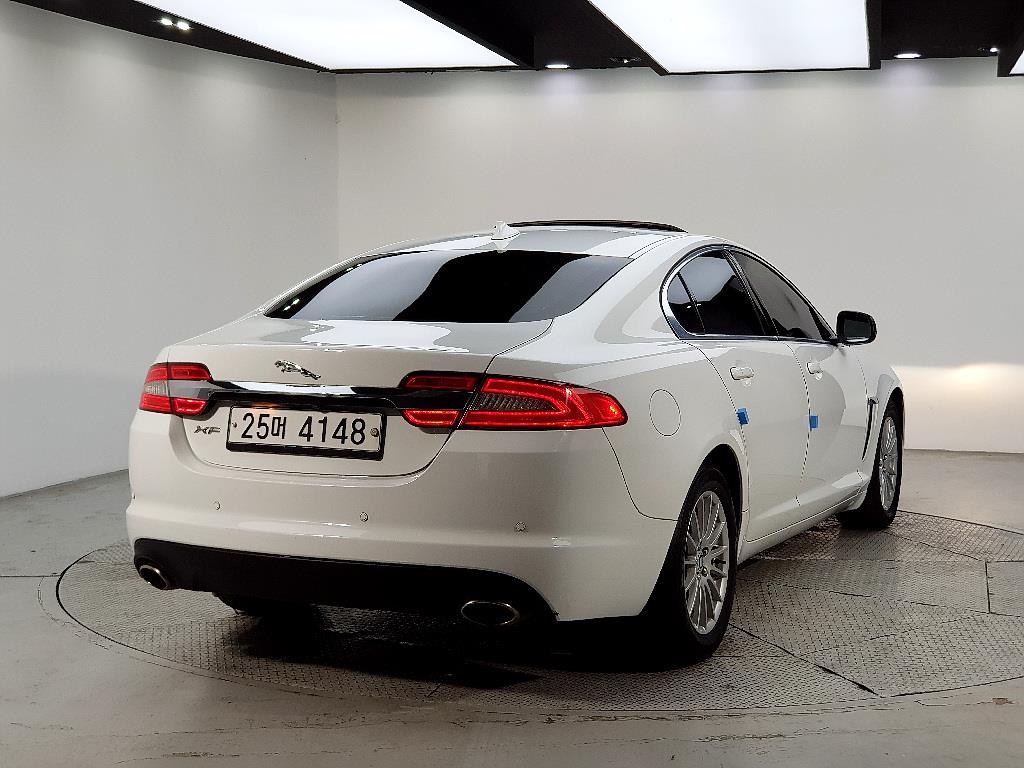 Jaguar XF - Vista 4