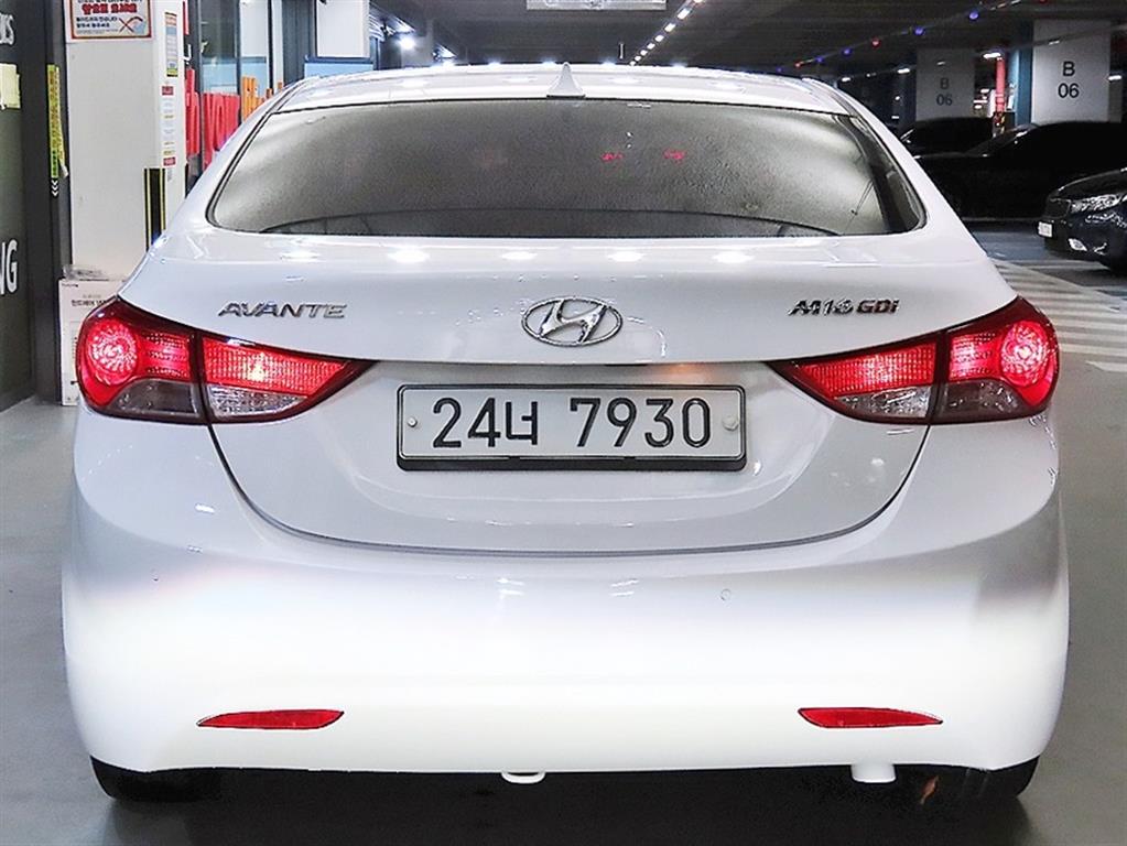 HYUNDAI Avante - Vista 5