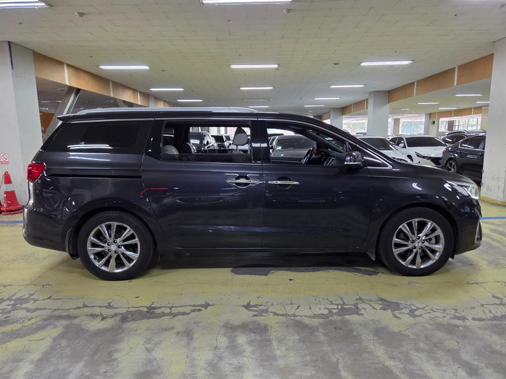 KIA Carnival - Vista 5