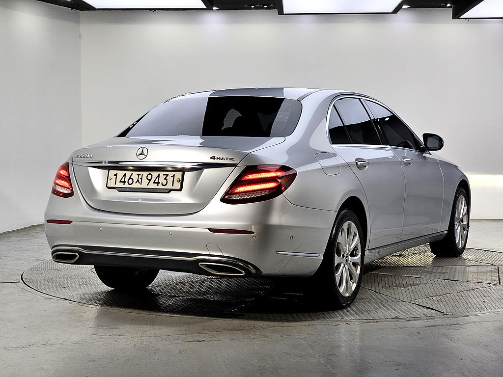 Mercedes Benz E class - Vista 4
