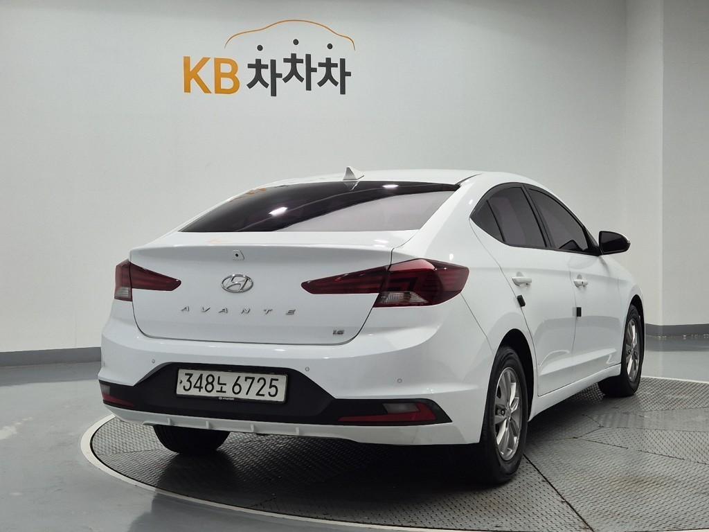 HYUNDAI Avante - Vista 4