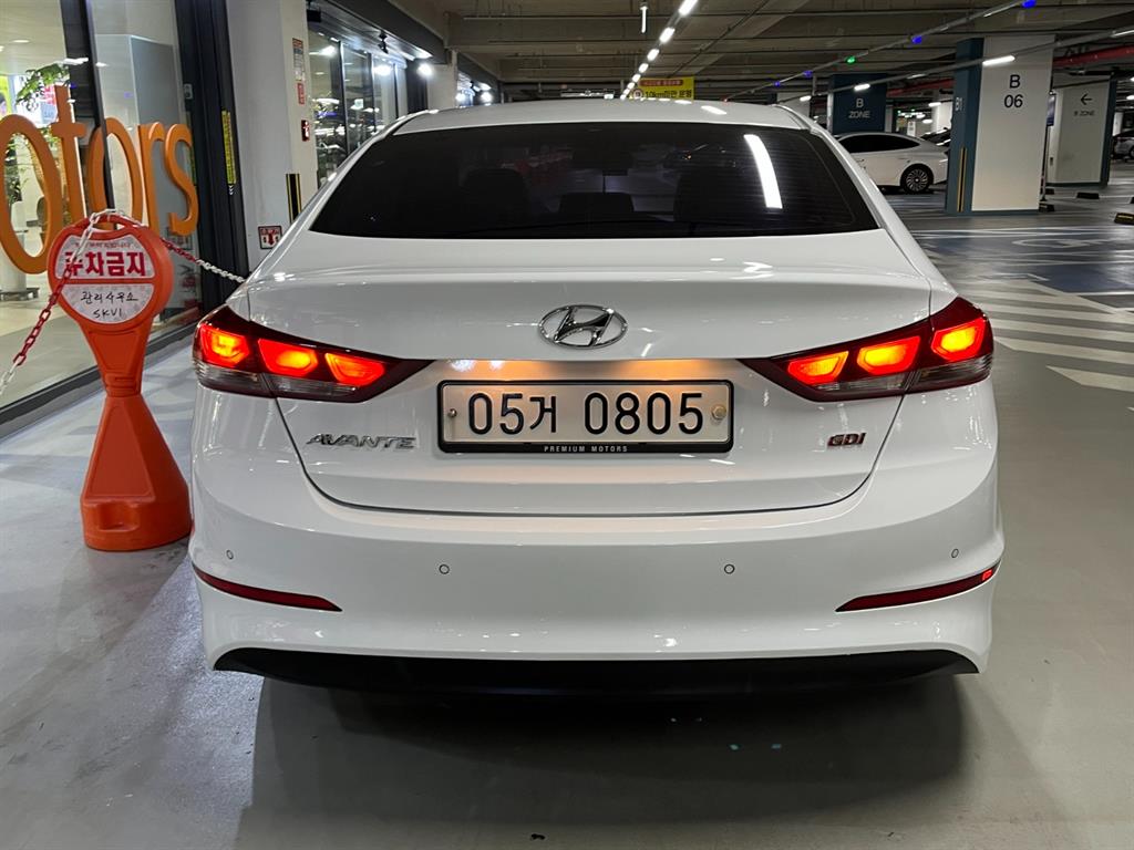 HYUNDAI Avante - Vista 5