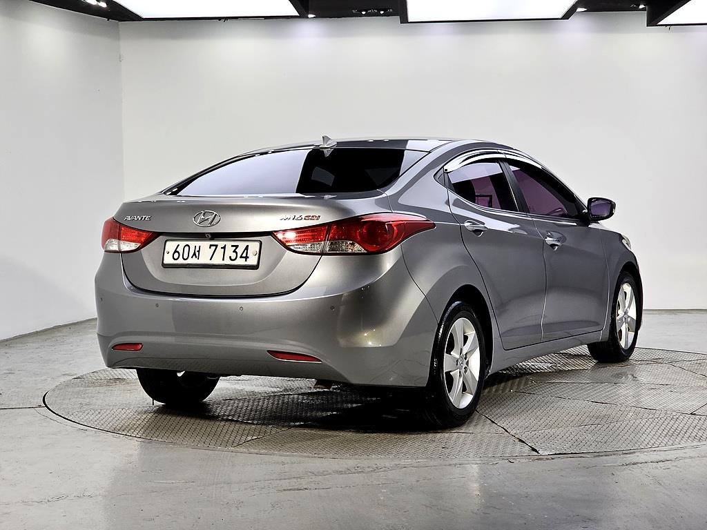 HYUNDAI Avante - Vista 4