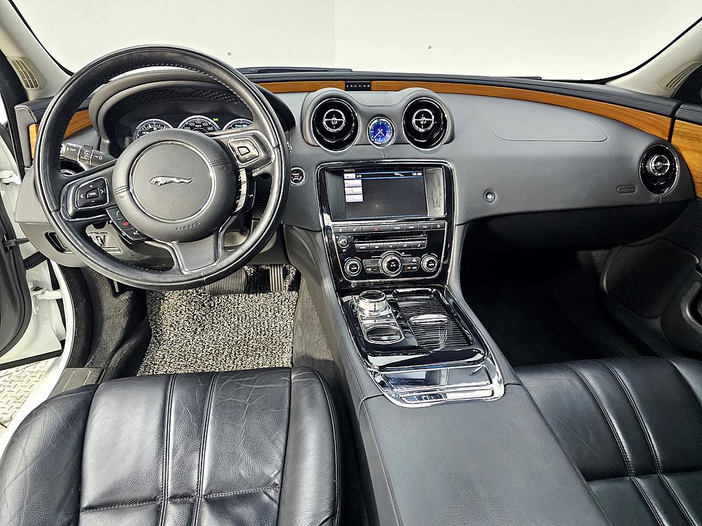 Jaguar XJ - Vista 5