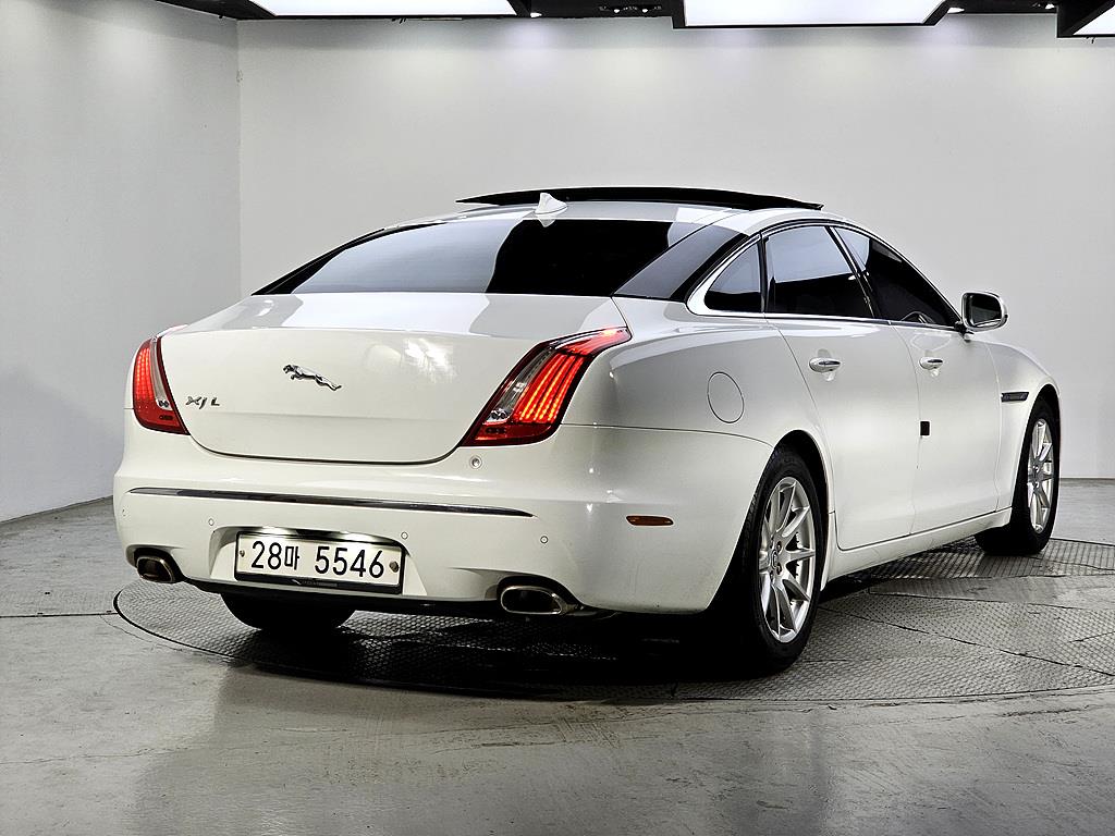 Jaguar XJ - Vista 4