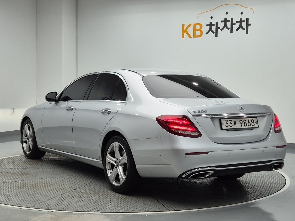 Mercedes Benz E class - Vista 4
